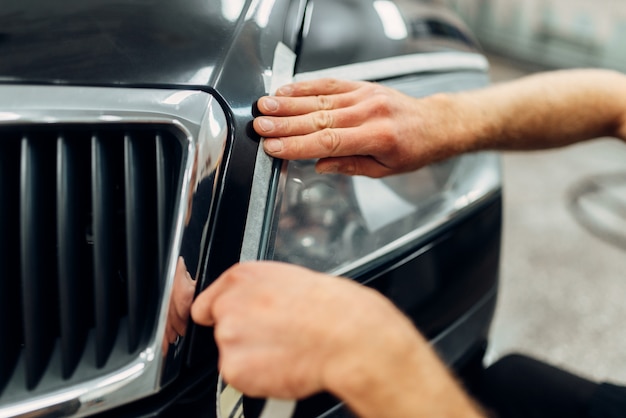 Detalhamento de faróis de automóveis no serviço de lavagem de automóveis.