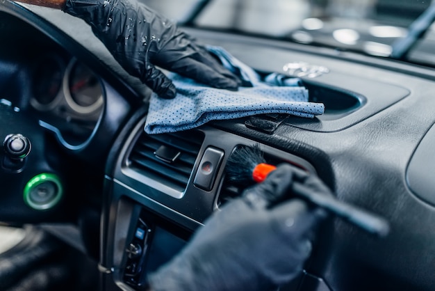 Detalhamento do interior do carro no serviço de lavagem de carros.