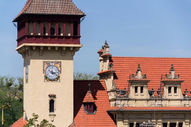 Detalhe arquitectónico no exterior da câmara municipal de Napajedla construído em 1903 perto de Zlin Moravia República Checa dia ensolarado de verão