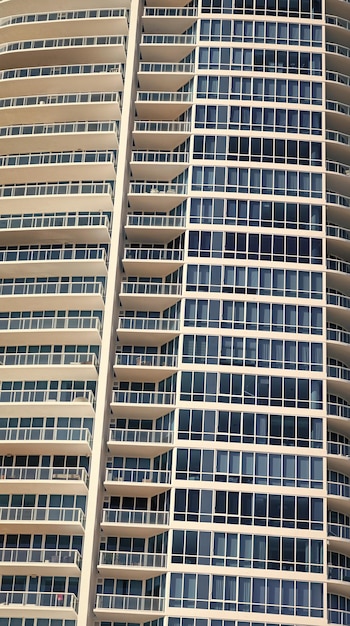 Detalhe arquitetônico da arquitetura residencial moderna de arranha-céus com janelas e varandas