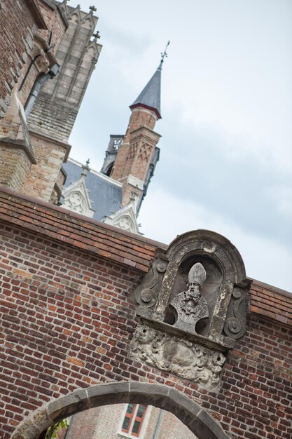 Detalhe arquitetônico de edifícios na cidade de bruges contra o céu azul