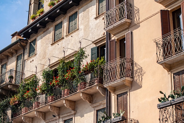 Detalhe da arquitetura de um prédio na Piazza delle Erbe, em Verona, na Itália