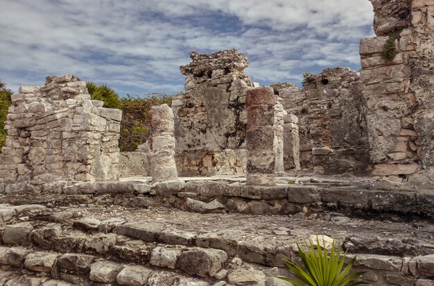 Detalhe da arquitetura dos templos maias pertencentes às ruínas de Tulum, no México