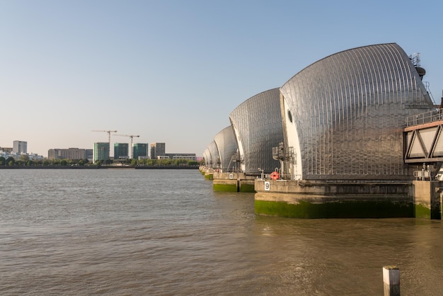 Detalhe da Barreira do Tamisa nas docas de Londres perto de Greenwich