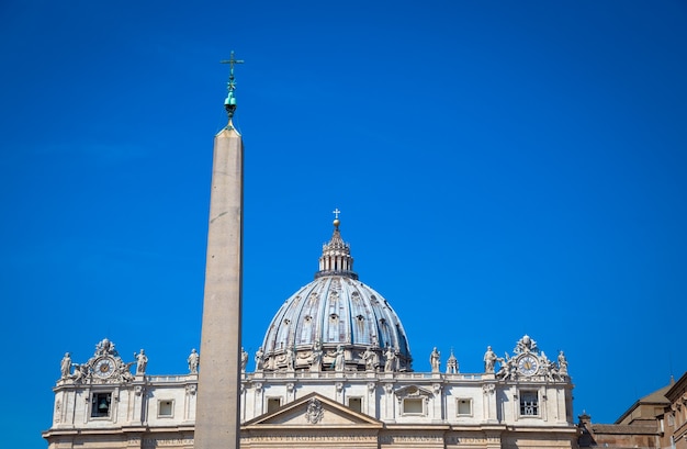 Detalhe da basílica de são pedro com fundo de céu azul para espaço de cópia - roma, estado do vaticano