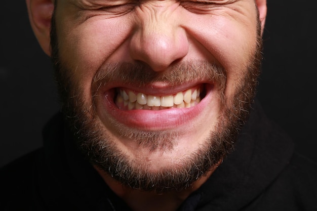 Detalhe da boca de um homem muito estressado