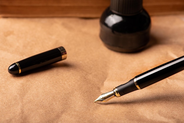 Detalhe da caneta-tinteiro de uma bela caneta-tinteiro descansando no foco seletivo de papel rústico