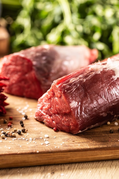 Detalhe da carne de lombo crua destinada a fazer bifes com especiarias