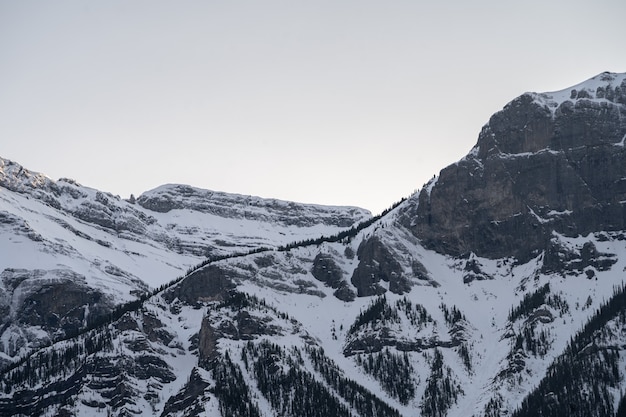 Detalhe da cordilheira, durante o pôr do sol em Canmore, Alberta, Canadá