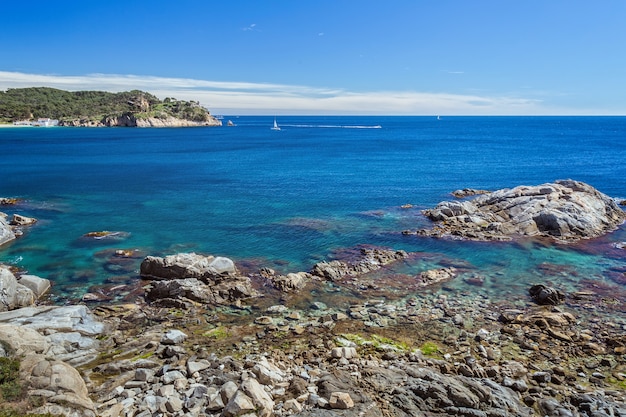 Detalhe da costa espanhola no verão (Catalunha, Costa Brava)