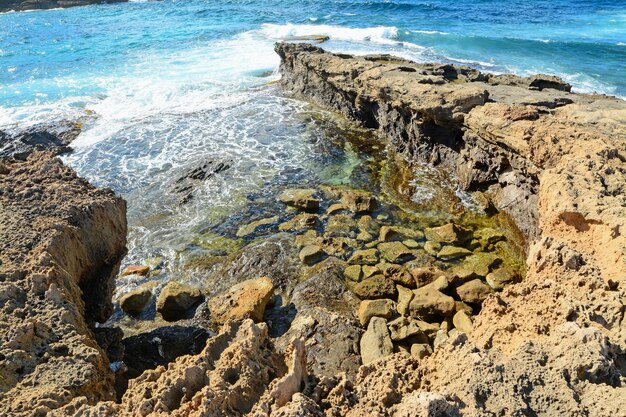 Detalhe da costa rochosa de Argentiera com ondas