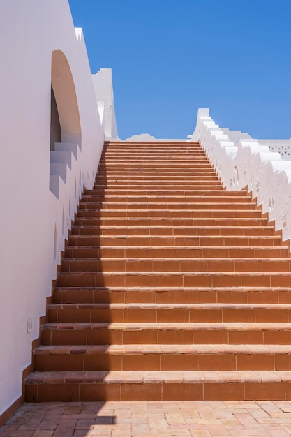 Detalhe da escada e da parede branca de uma casa na rua do Egito em Sharm El Sheikh