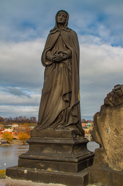 Detalhe da escultura do Calvário de Emanuel Max na Ponte Carlos em Praga, República Tcheca