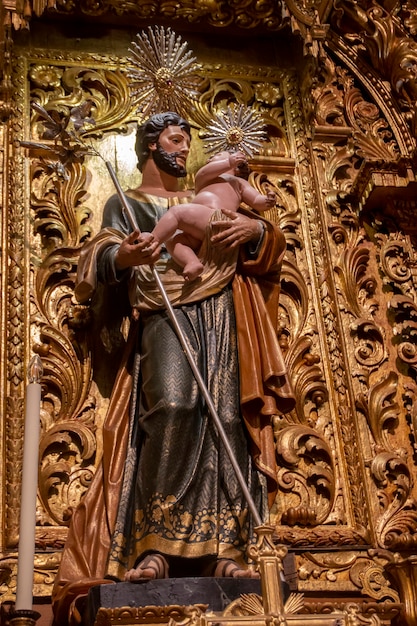 Detalhe da estátua religiosa cristã no interior da Igreja do Carmo, localizada em Faro, Portugal.