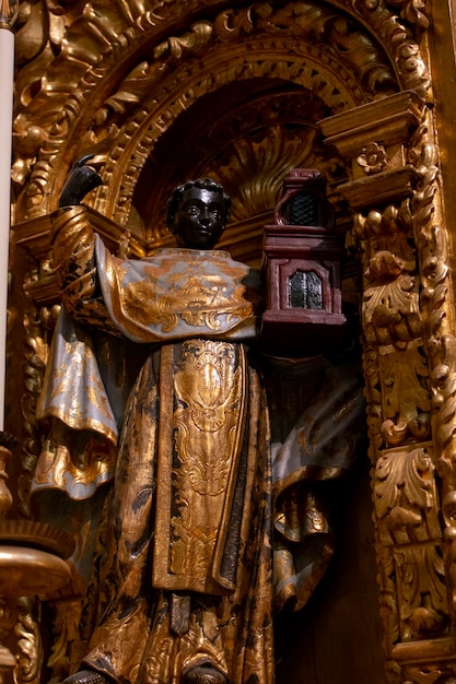 Foto detalhe da estátua religiosa cristã no interior da igreja do carmo, localizada em faro, portugal.