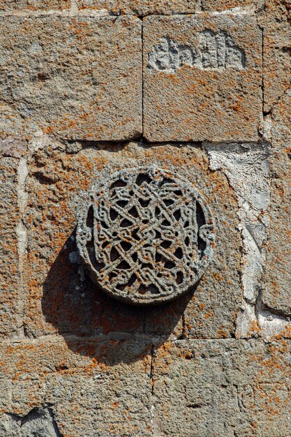 Detalhe da fachada da Igreja da Trindade Gergeti na Geórgia