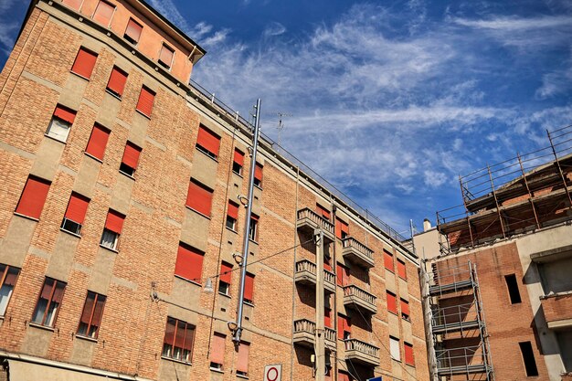 Detalhe da fachada de um antigo bloco de torre de tijolos