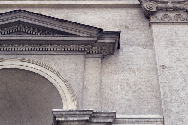 Detalhe da fachada de um edifício clássico Fundo cinza texturizado da cidade