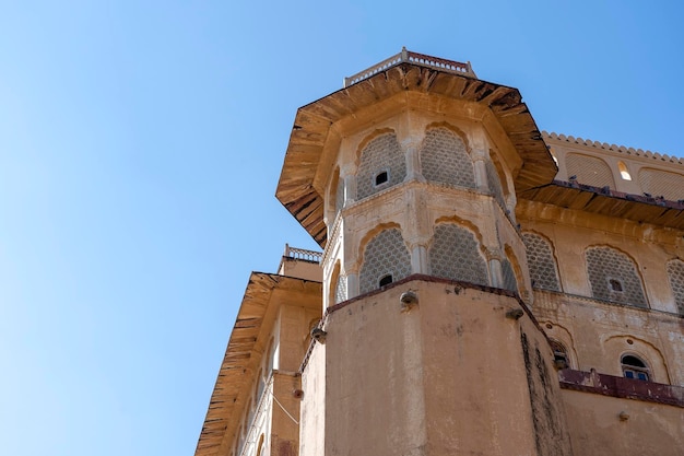 Detalhe da fachada decorada de arquitetura em Udaipur Rajasthan Índia