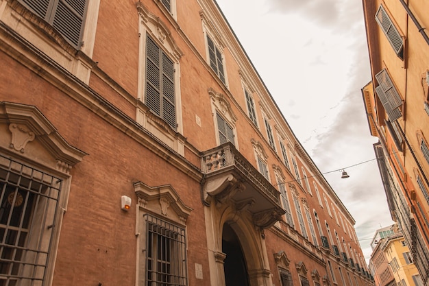 Detalhe da fachada do edifício histórico na cidade de Modena, Itália