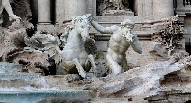 Detalhe da fonte de Trevi, a maior fonte barroca de Roma, a capital italiana