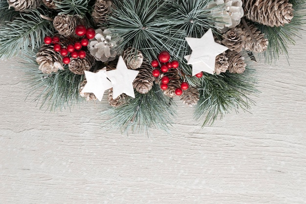 Detalhe da guirlanda de Natal sobre fundo claro Espaço de cópia de decoração de ano novo