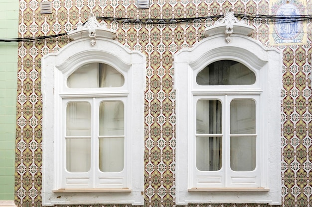 Detalhe da janela de arquitetura típica de edifícios portugueses