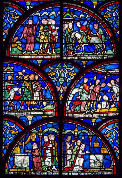 Detalhe da janela de vitral dentro da catedral de Canterbury na cidade de Canterbury Kent UK