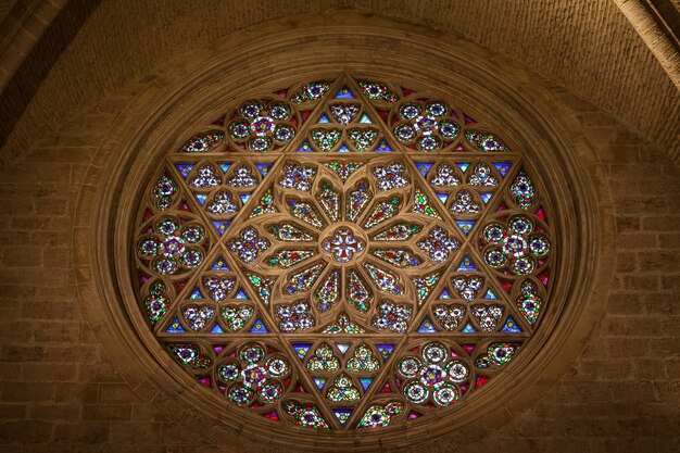 Detalhe da janela no interior de uma catedral católica gótica