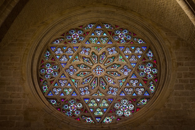 Detalhe da janela no interior de uma catedral católica gótica