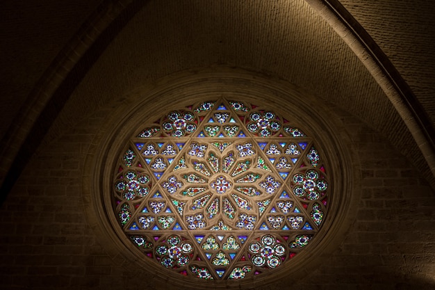Detalhe da janela no interior de uma catedral católica gótica