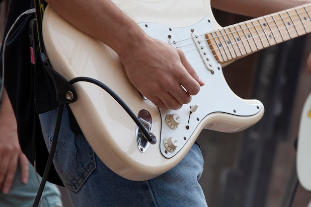 Detalhe da mão na guitarra elétrica em concerto de música