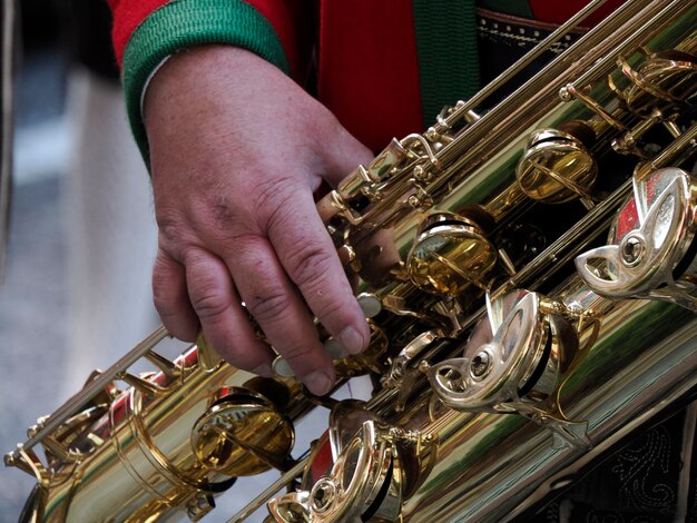 Foto detalhe da mão tocando instrumento de banda tradicional close up