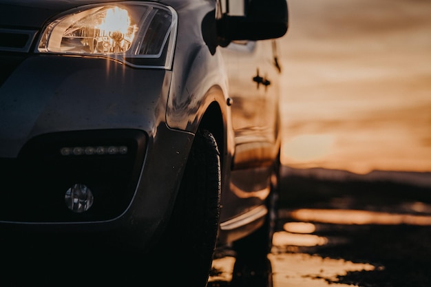 Foto detalhe da máscara frontal do carro ao pôr do sol detalhe do farol transporte