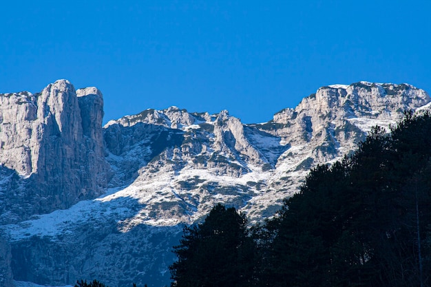 Detalhe da montanha nas Dolomitas durante o dia no outono