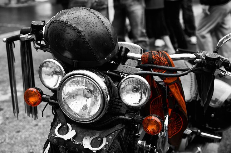 Foto detalhe da motocicleta harley sob a chuva