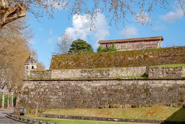 Detalhe da parede na vila medieval de Moncao Portugal