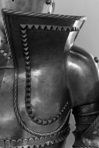 Detalhe da parte superior de uma armadura de cavaleiro medieval