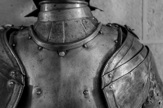 Foto detalhe da parte superior de uma armadura de cavaleiro medieval