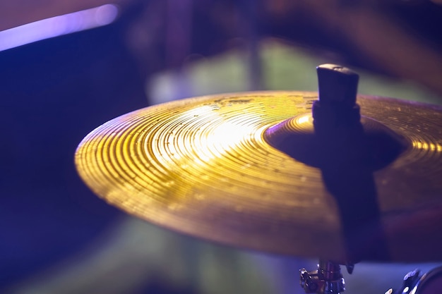 Detalhe da placa de bateria de uma banda de rock. Fotografar com luzes suaves e coloridas