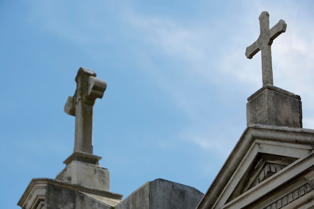 Foto detalhe da sepultura no cemitério da recoleta com céu azul