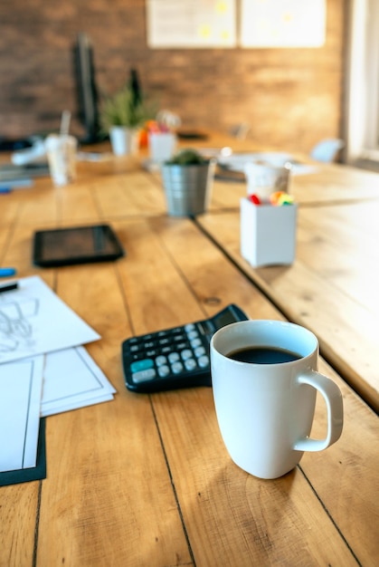 Foto detalhe da xícara de café na mesa do escritório