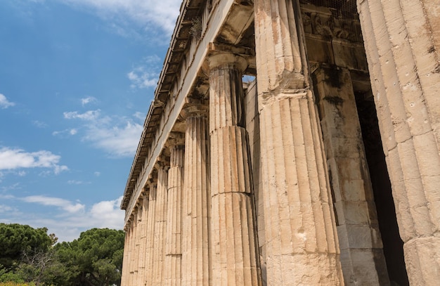 Detalhe das colunas e escultura no Templo de Hefesto na Ágora Grega Atenas