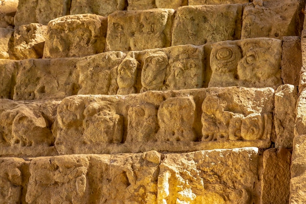 Detalhe das escadas cheias de desenhos dos templos de Copan Ruinas Honduras