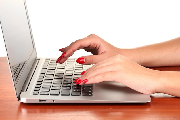 Detalhe das mãos femininas usando computador isolado no branco