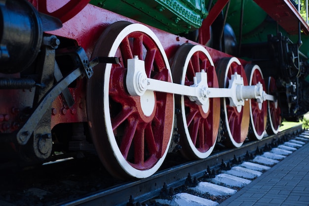 Detalhe das rodas de uma locomotiva de trem a vapor vintage