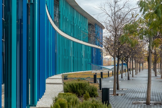 Detalhe das texturas dos edifícios verdes e azuis da Exposição Internacional da cidade de Saragoça, Expo 2008, junto ao rio Ebro em Aragão. Espanha