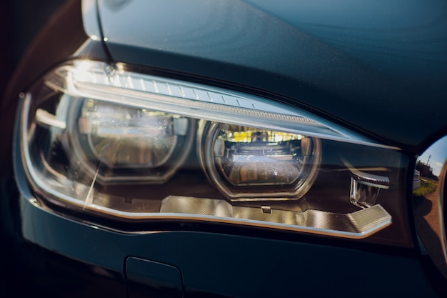 Detalhe de beleza e carro rápido com farol