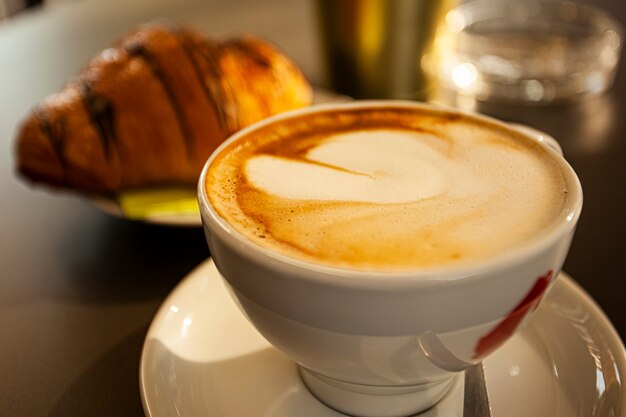 Detalhe de cappuccino e brioches: um símbolo do tradicional café da manhã italiano