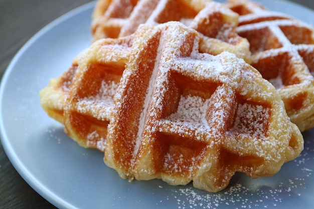 Detalhe de croffles de dar água na boca ou waffle de croissant polvilhado com açúcar em pó